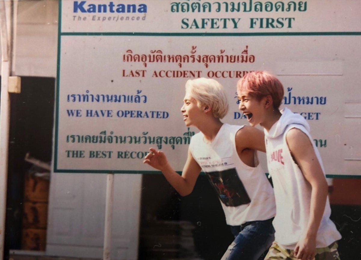 jonghyun and onew running and laughing (they're so cute hehe)